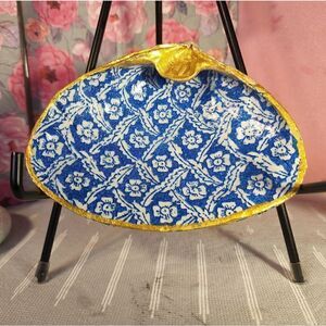 DECOUPAGE CLAM SHELL DECOUPAGE BLUE PATTERN ON A CLAM SHELL TRINKET DISH